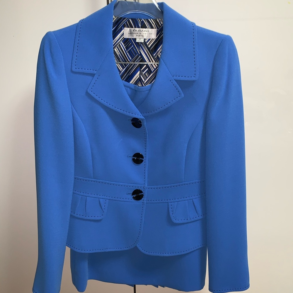 Tahari  2p beautiful blue 2 piece skirt suit